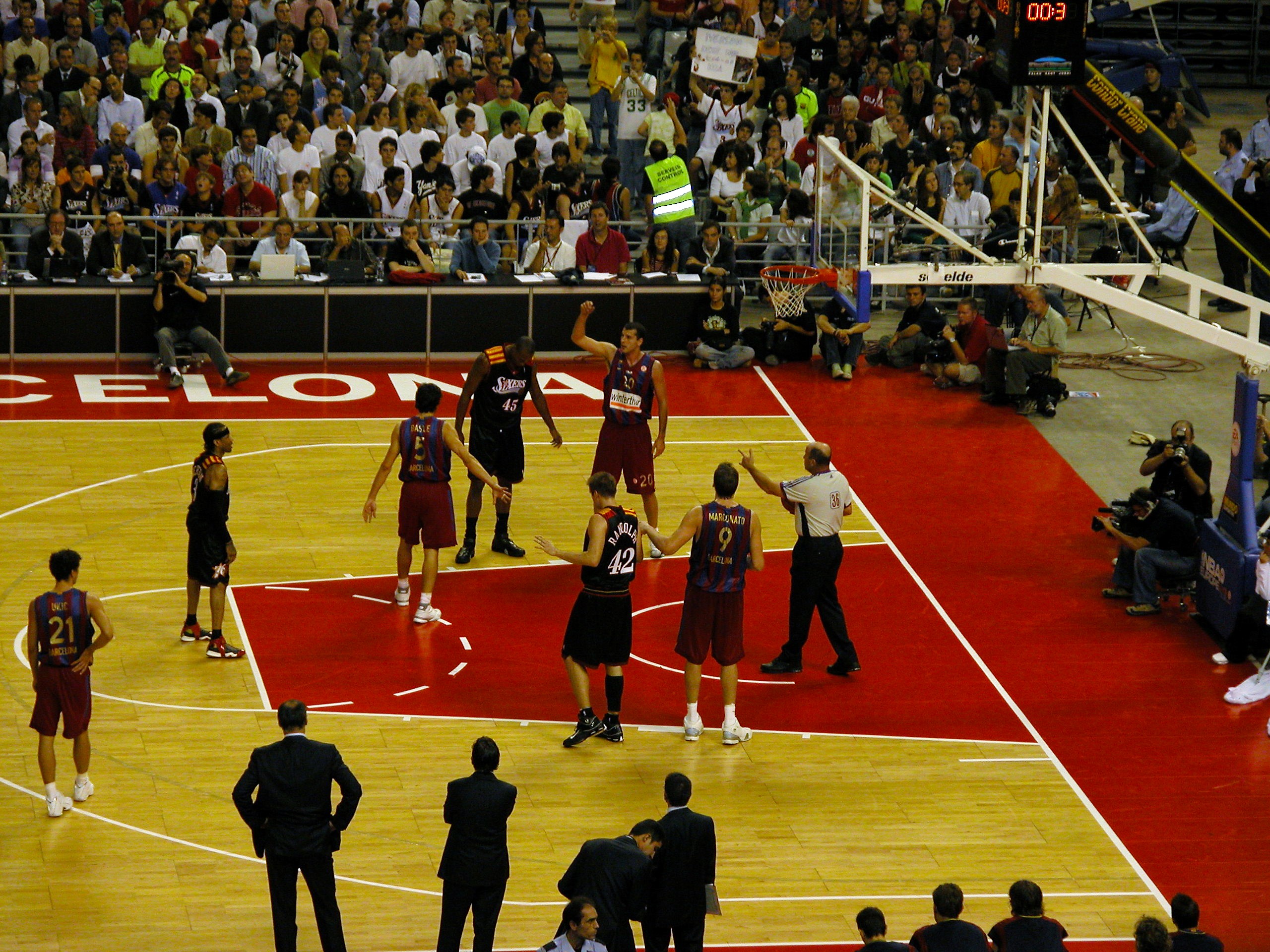 Allen Iverson semasa perlawanan menentang Barcelona pada Oktober 2006.