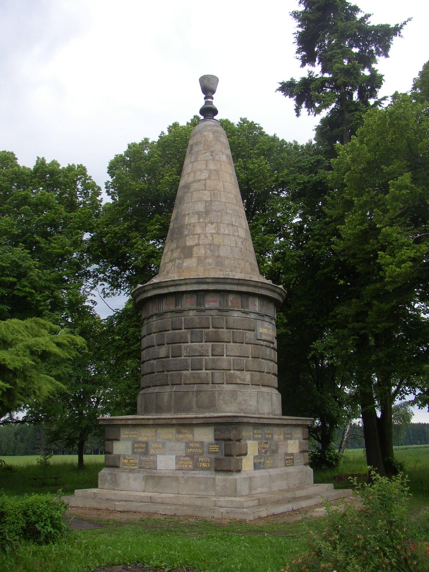 ジシュカの死没地とされる場所に建つ記念碑。アントニーン・ヴィール作。