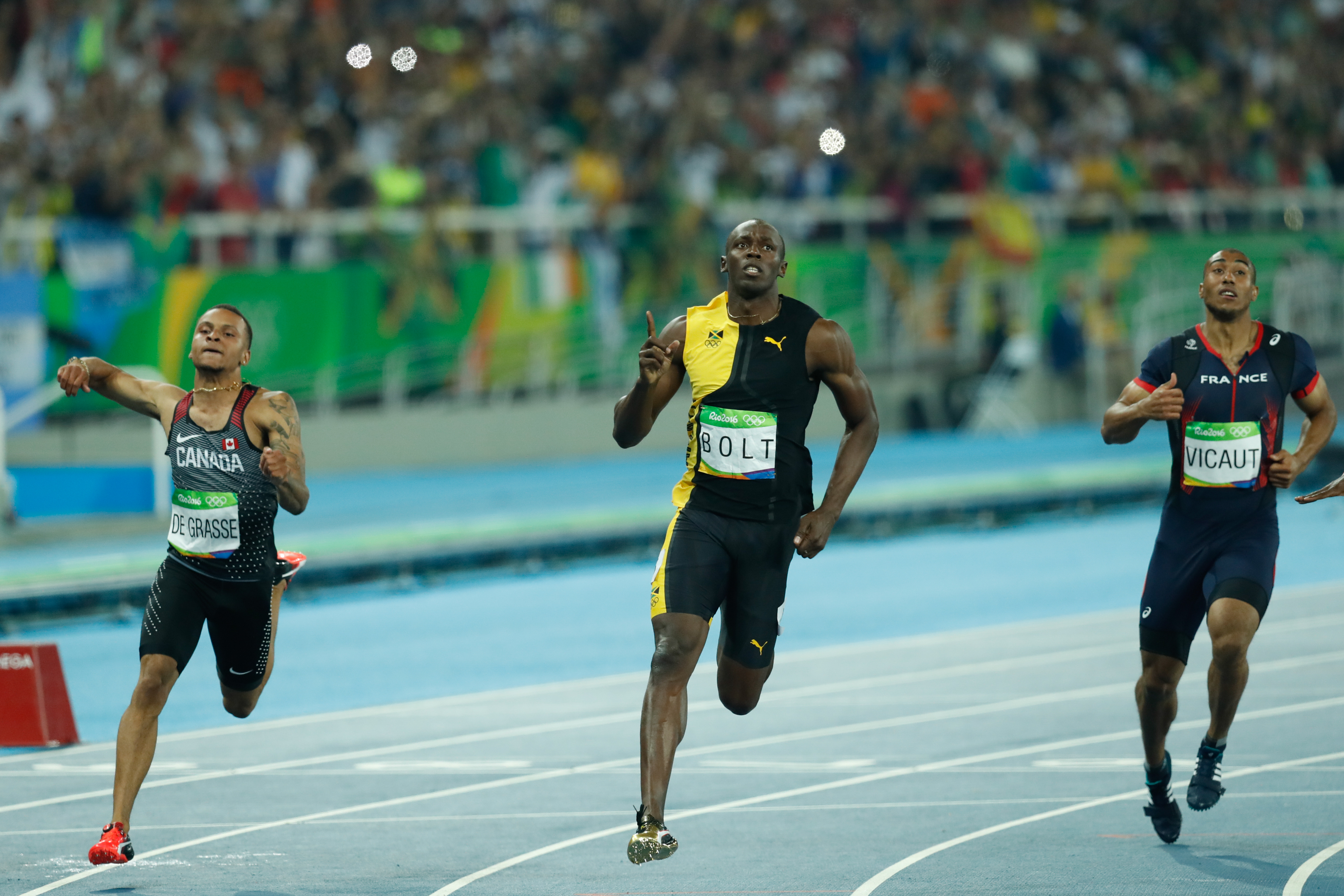 2016년 리우 올림픽 남자 200m 준결승 후 우사인 볼트, 앤드리 디 그라스, 지미 비코의 모습