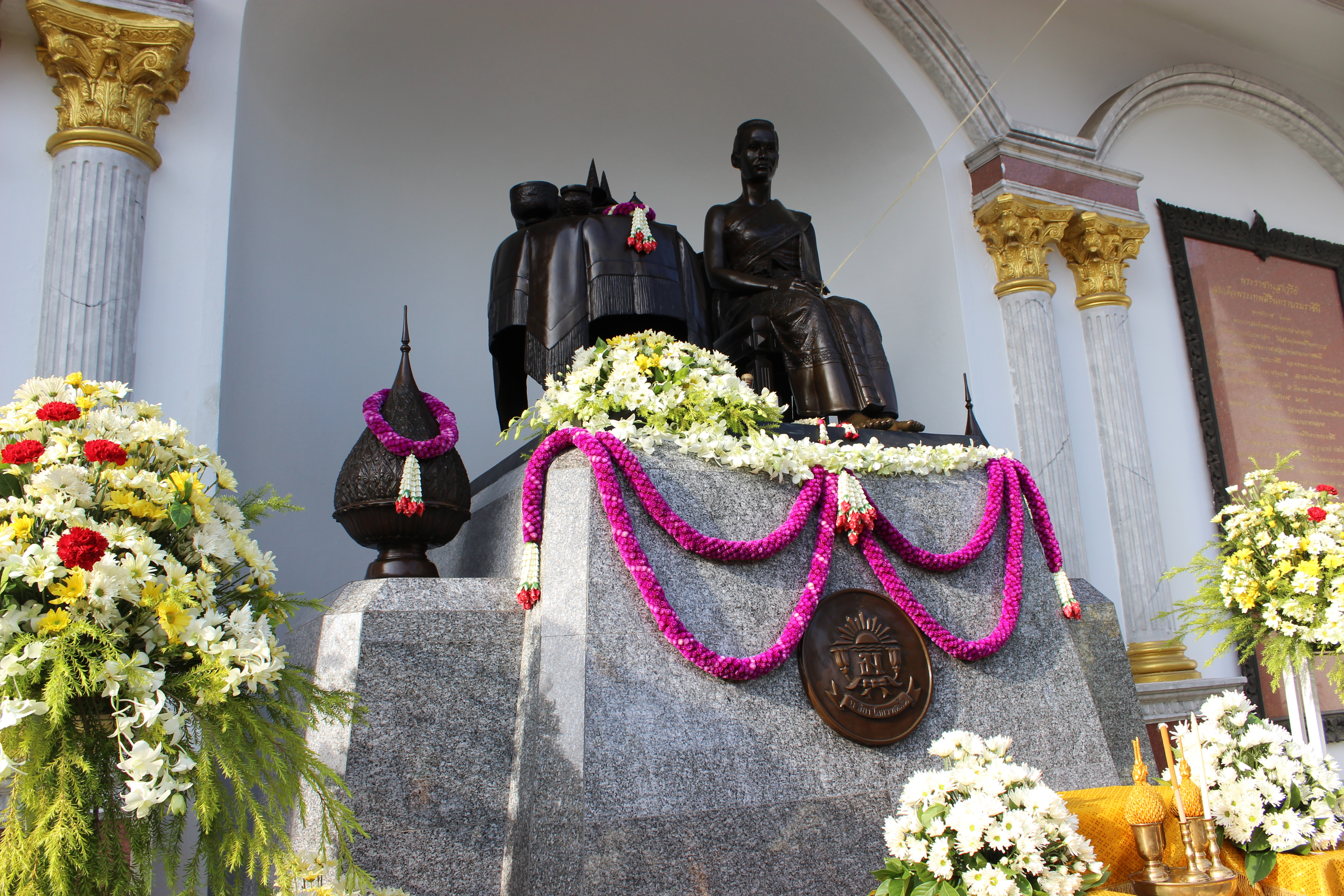 พระราชานุสาวรีย์สมเด็จพระเทพศิรินทราบรมราชินี ณ โรงเรียนเทพศิรินทร์