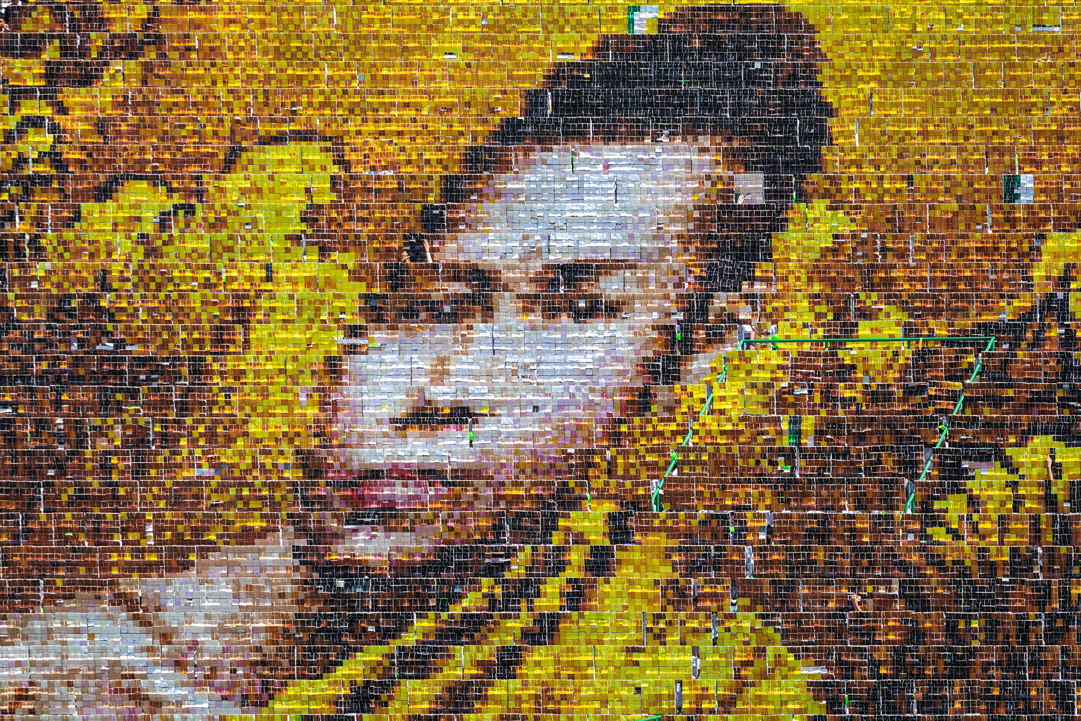 การแปรอักษรพระฉายาลักษณ์สมเด็จพระเทพศิรินทราบรมราชินี โดยโรงเรียนเทพศิรินทร์ ในงานจตุรมิตรสามัคคี ครั้งที่ 30
