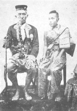 พระบรมฉายาลักษณ์พระบาทสมเด็จพระจอมเกล้าเจ้าอยู่หัว และสมเด็จพระเทพศิรินทราบรมราชินี