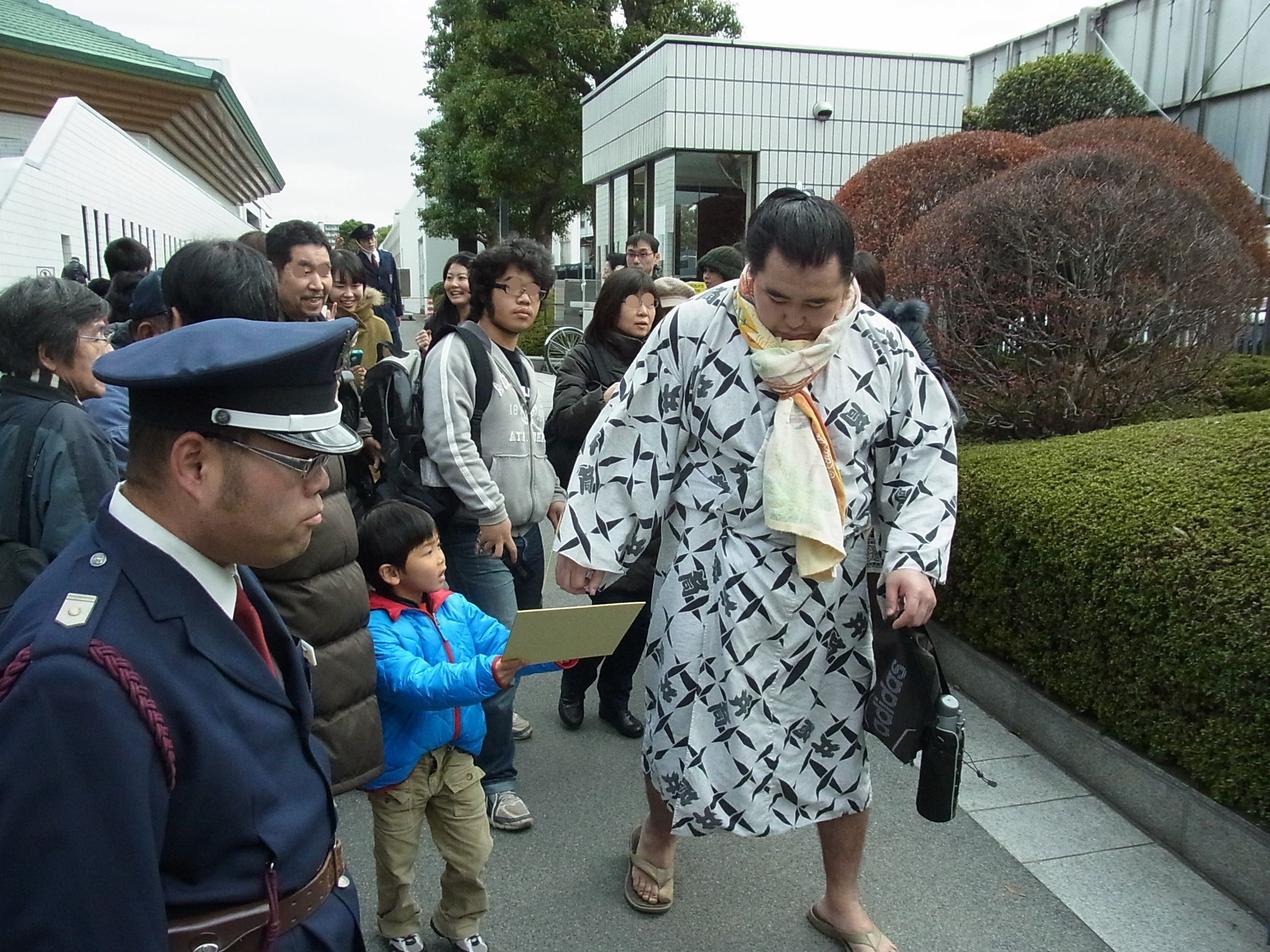 Kakuryū during a Yokozuna Deliberation Council training session in December 2011.