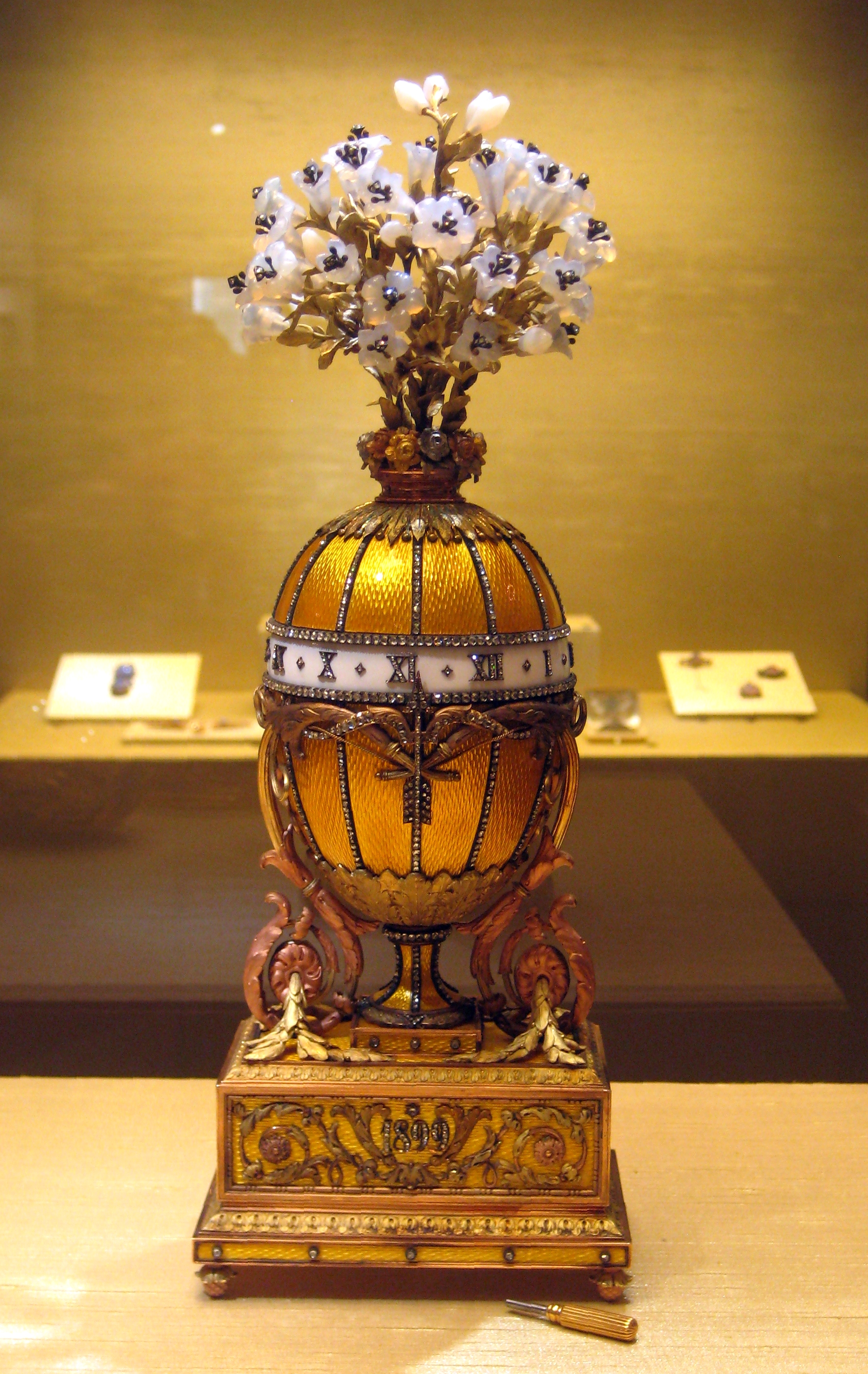 Jam Tangan Sejambak Lili, dibuat pada tahun 1899 untuk Alexandra Feodorovna sebagai hadiah daripada Nicholas II.