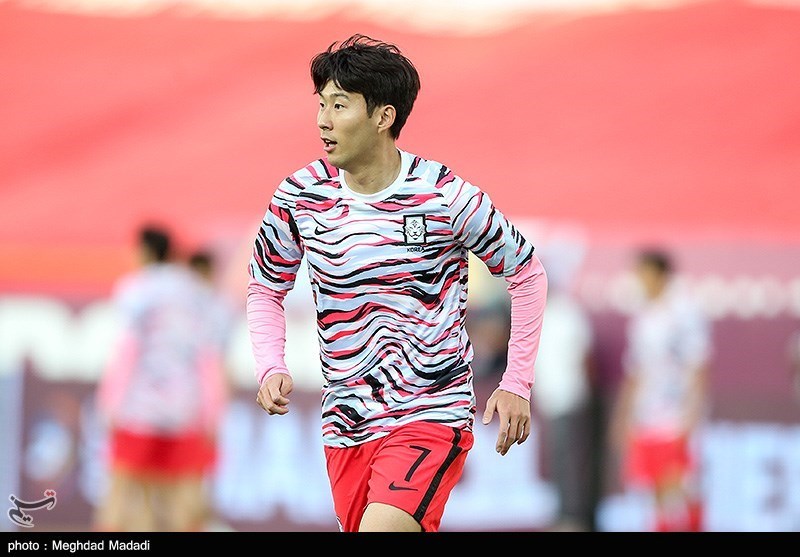 손흥민이 2021년 2022 FIFA 월드컵 예선 이란과의 경기 전 몸을 풀고 있다.