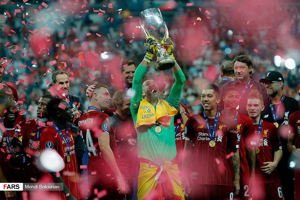 2019 UEFA 슈퍼컵 우승 트로피를 들어 올리는 아드리안