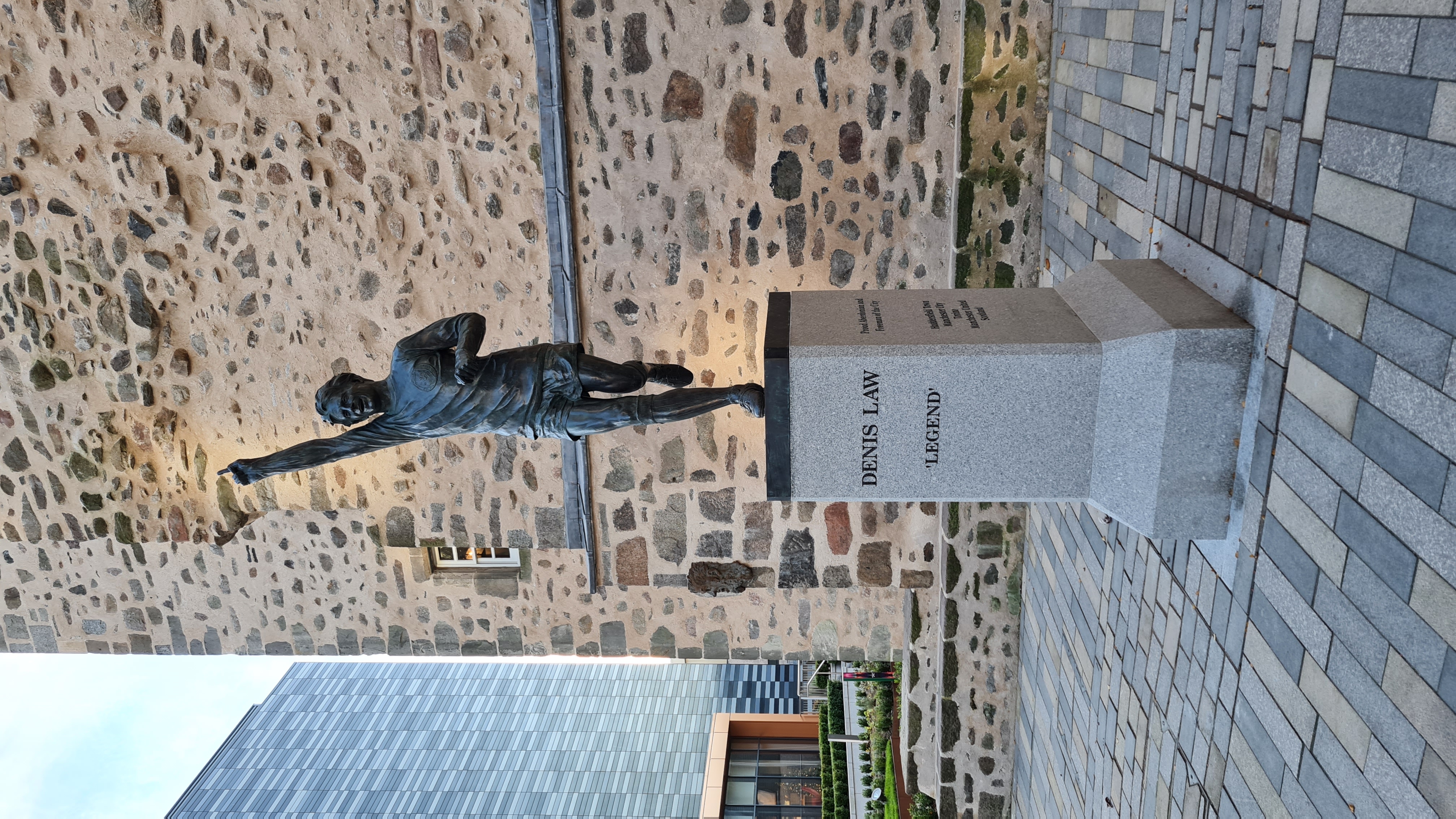 조각가 앨런 헤리엇이 제작한 데니스 로 청동 동상