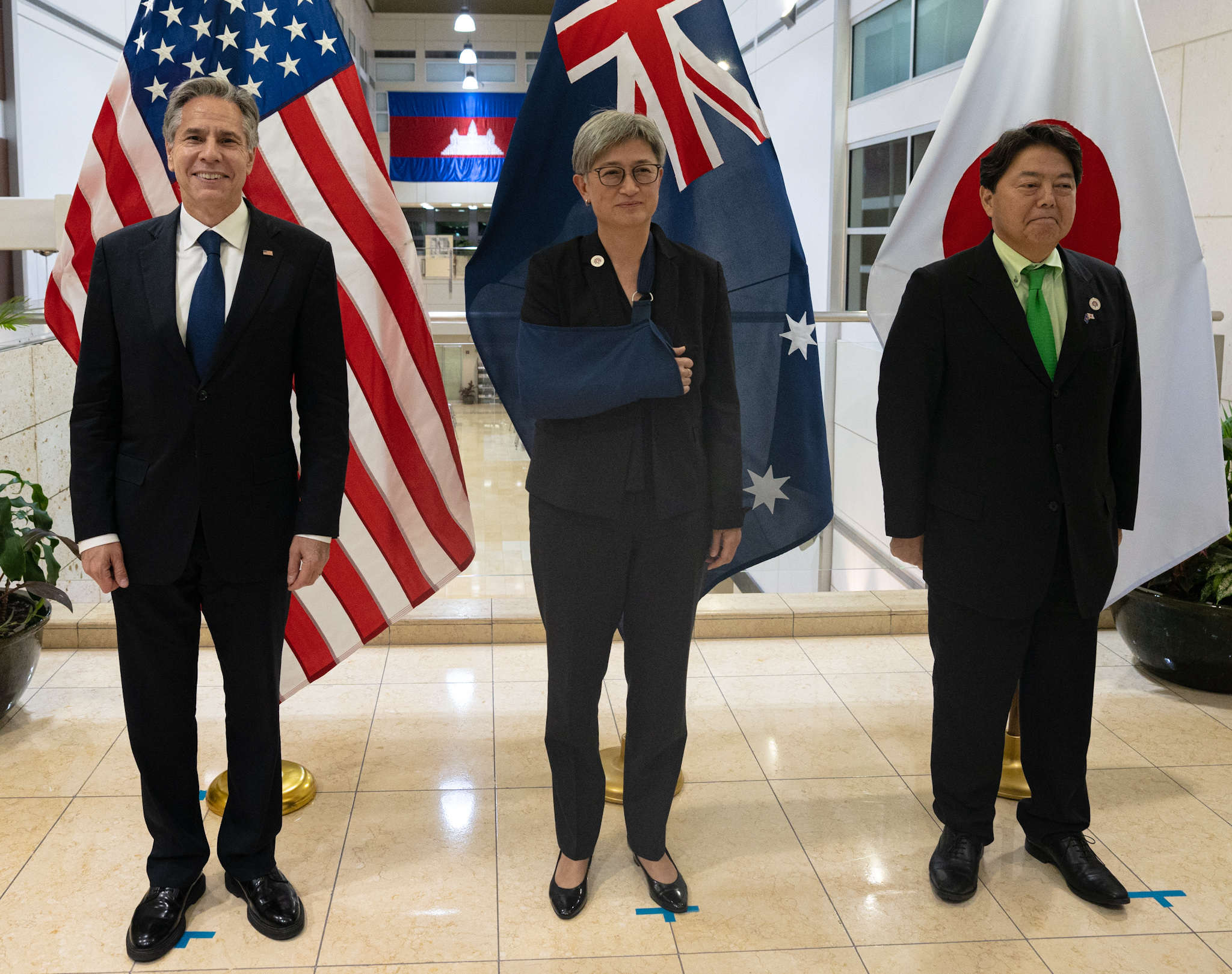 2022년 8월, (왼쪽부터) 미국 국무장관 앤서니 블링컨, 호주 외교장관 페니 웡, 일본 외교장관 하야시 요시마사