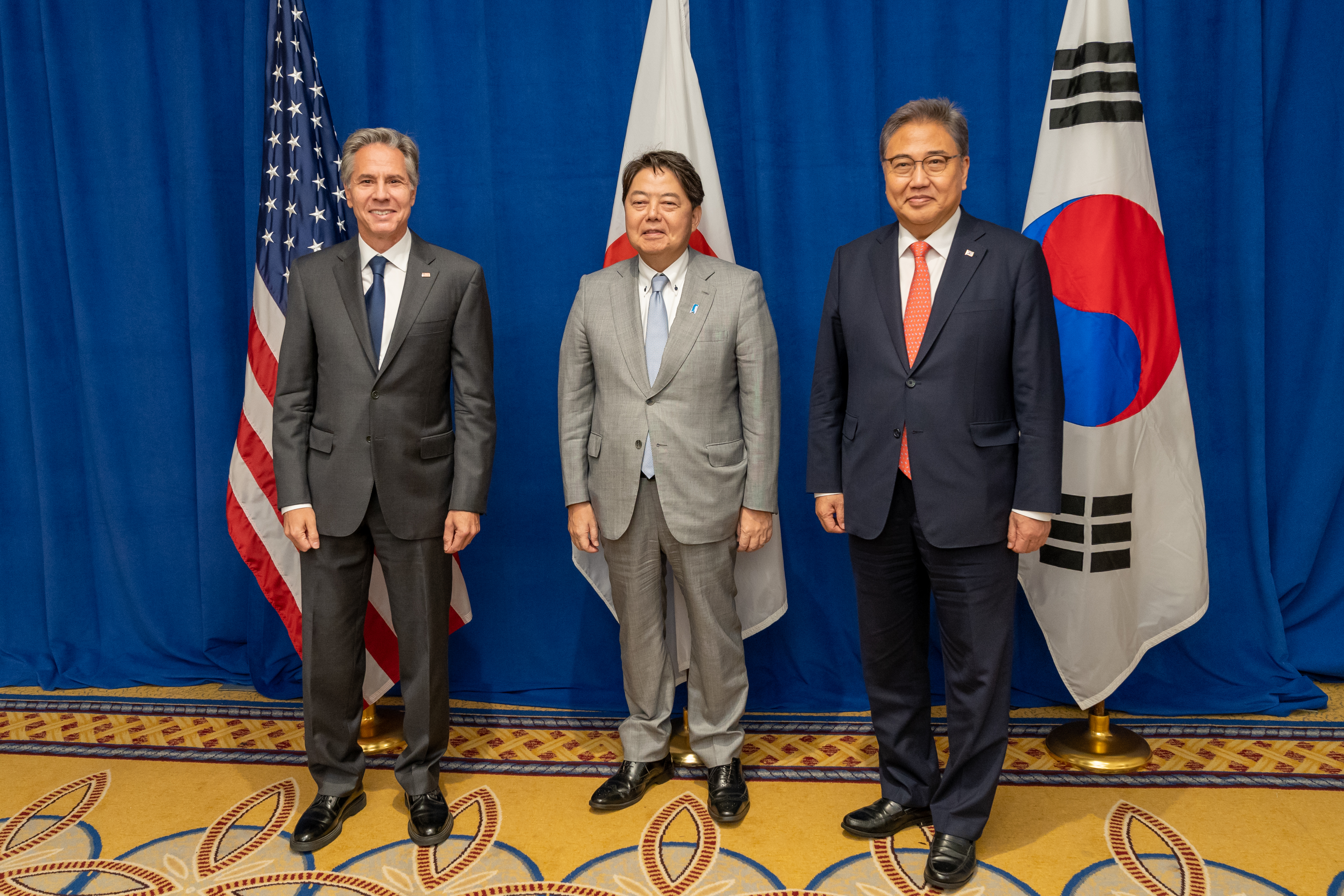 2022년 9월, (왼쪽부터) 미국 국무장관 앤서니 블링컨, 일본 외교장관 하야시 요시마사, 한국 외교부 장관 박진