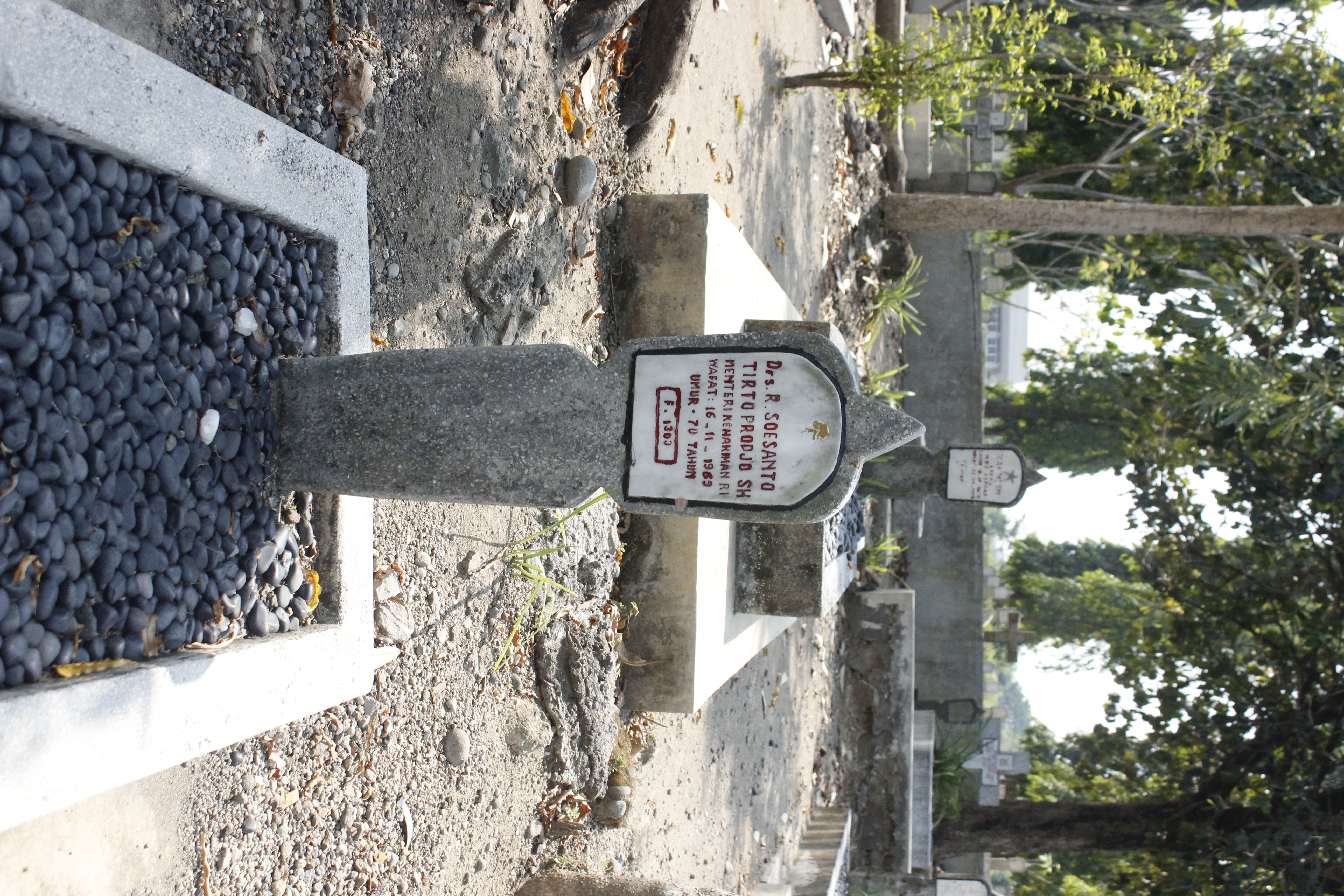 Makam Susanto Tirtoprodjo di Taman Makam Pahlawan Kusuma Bhakti, Surakarta.