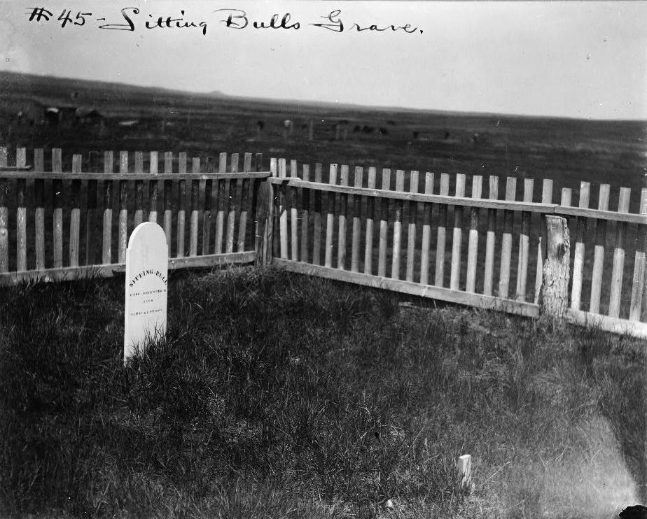 Mộ của Sitting Bull tại Fort Yates, khoảng năm 1906.