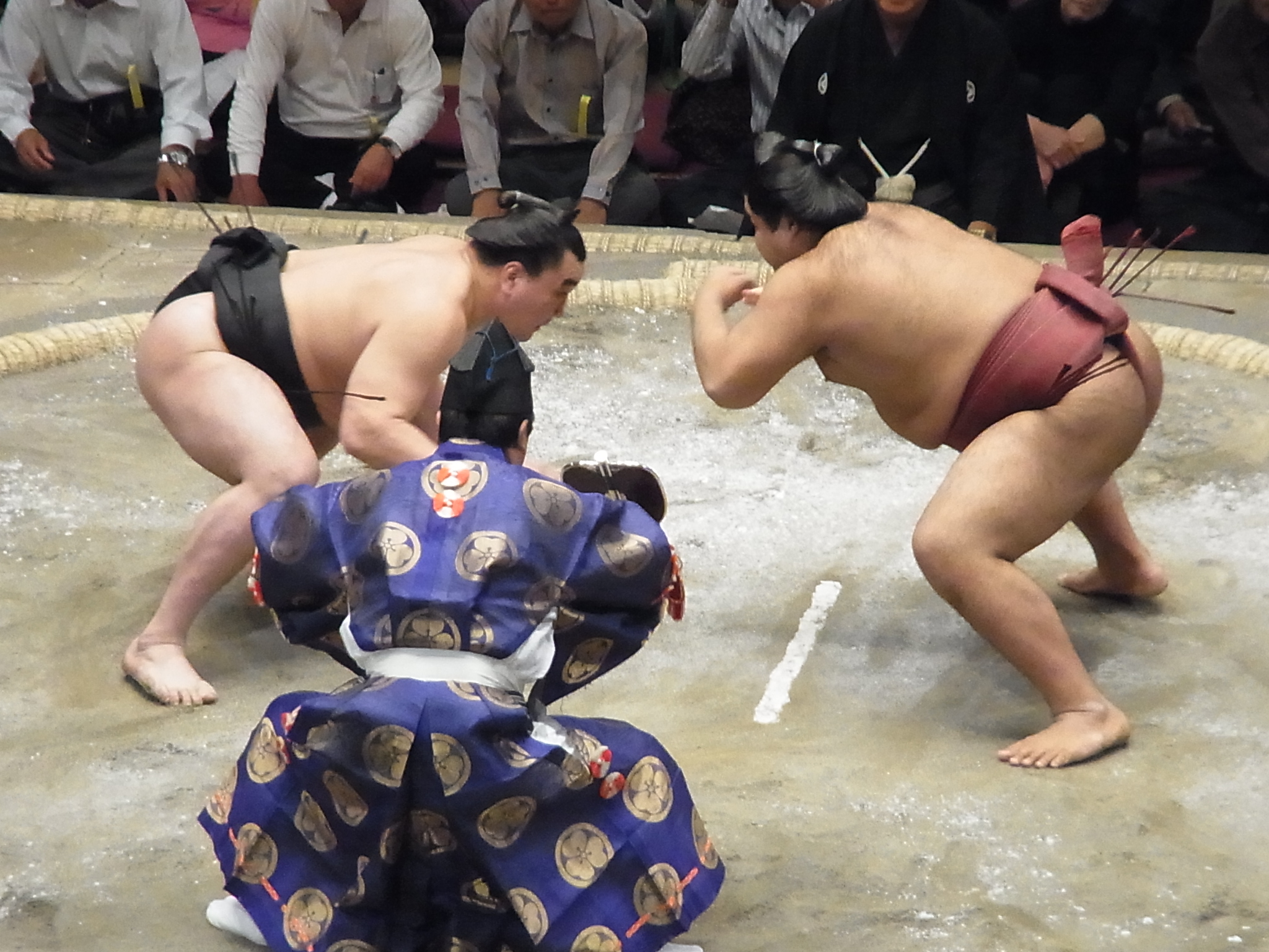 Takayasu facing Harumafuji at the Meiji Jingu Shrine Festival (October 3, 2011)