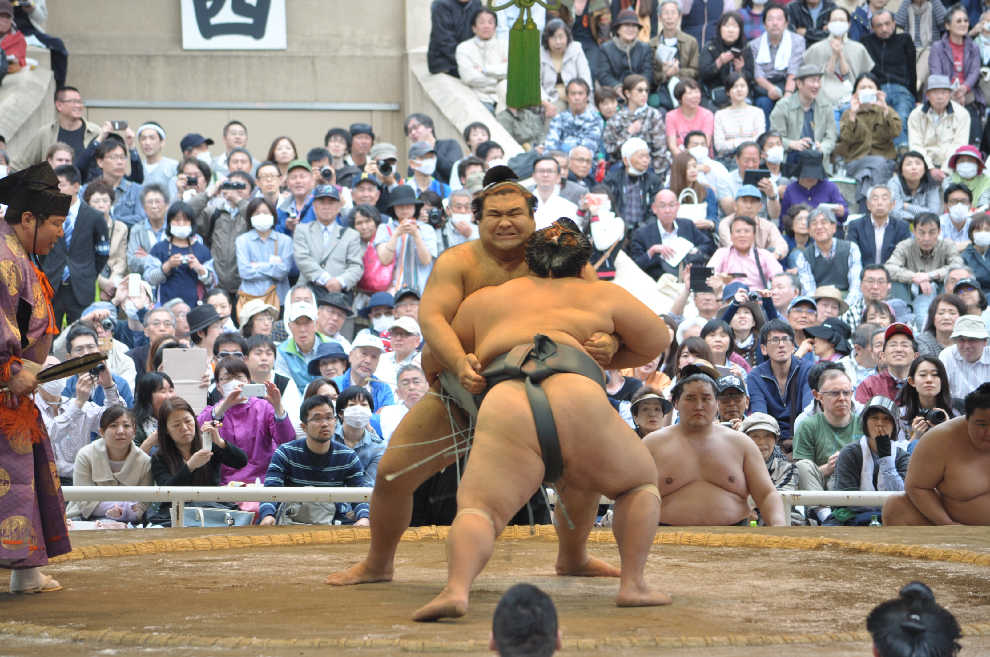 Takayasu facing Kotoshōgiku at Yasukuni Shrine (April 17, 2017)