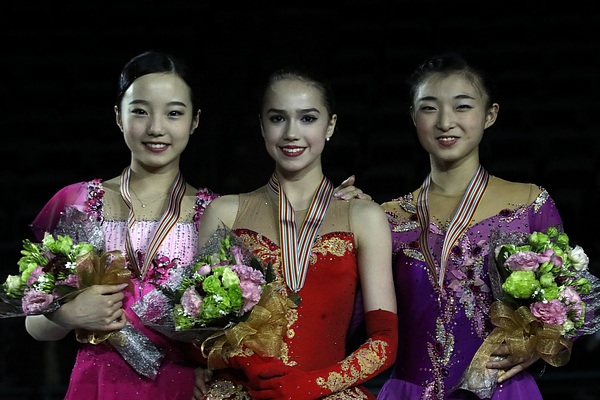 Zagitova (tengah) bersama Marin Honda (kiri) dan Kaori Sakamoto (kanan) di podium Kejohanan Dunia Junior 2017