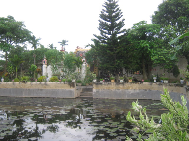 닌빈성 옌카인(Yên Khánh베트남어) 현 옌닌(Yên Ninh베트남어) 읍에 위치한 찌에우비엣브엉 사당