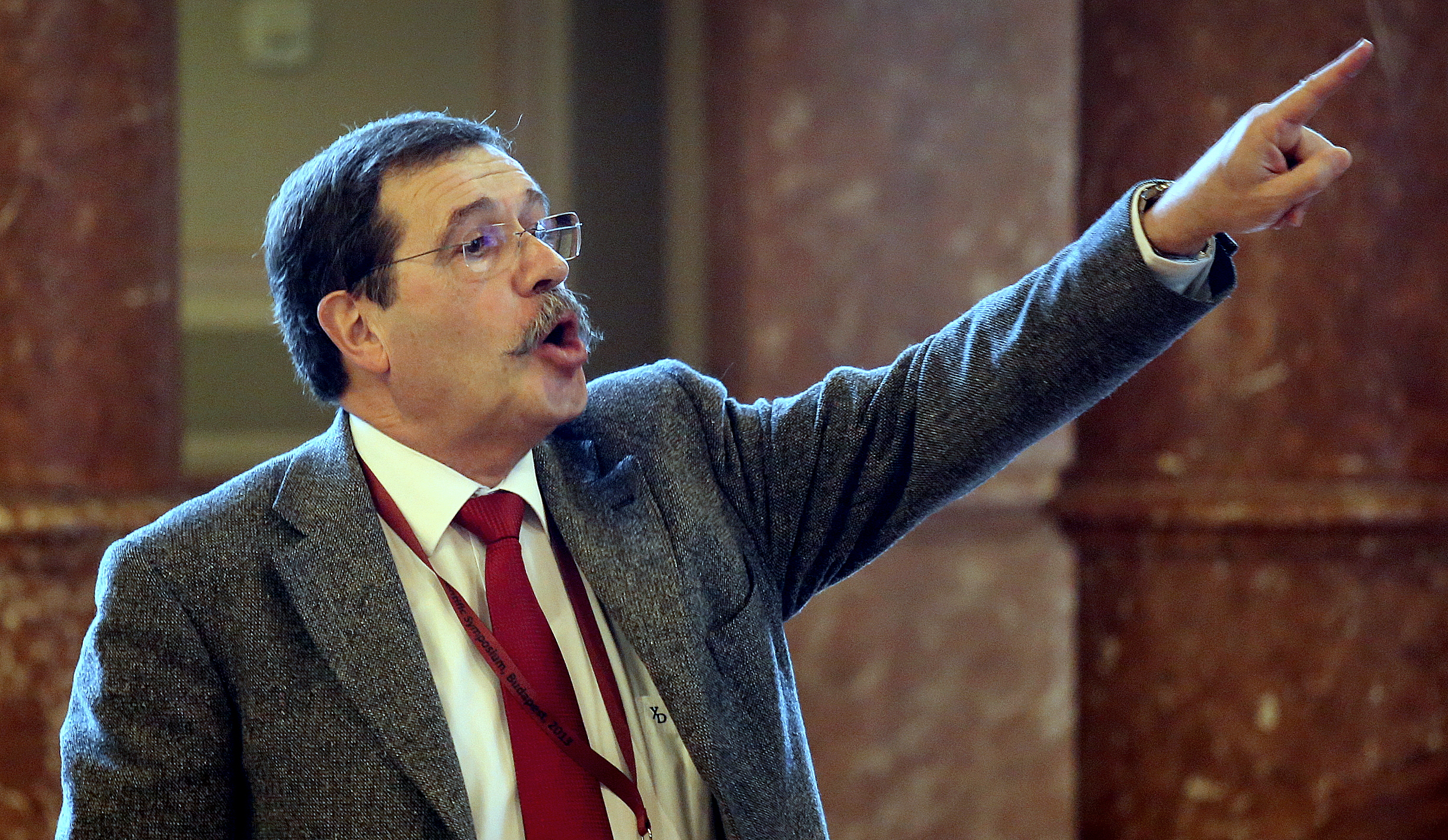 2013년 부다페스트 기술경제 대학교에서 강연 중인 알랭 아스페.