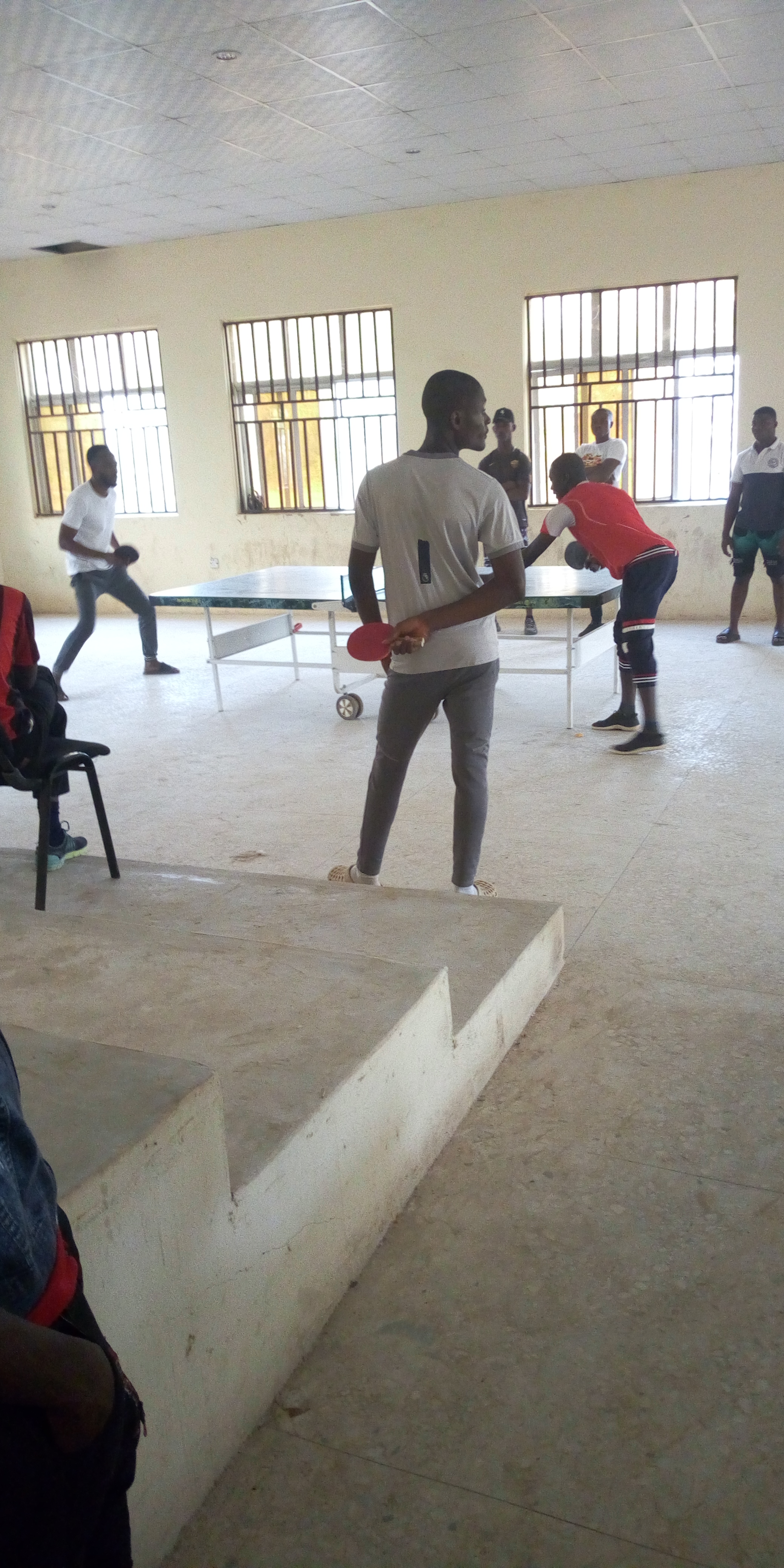 탁구 경기를 하는 선수들