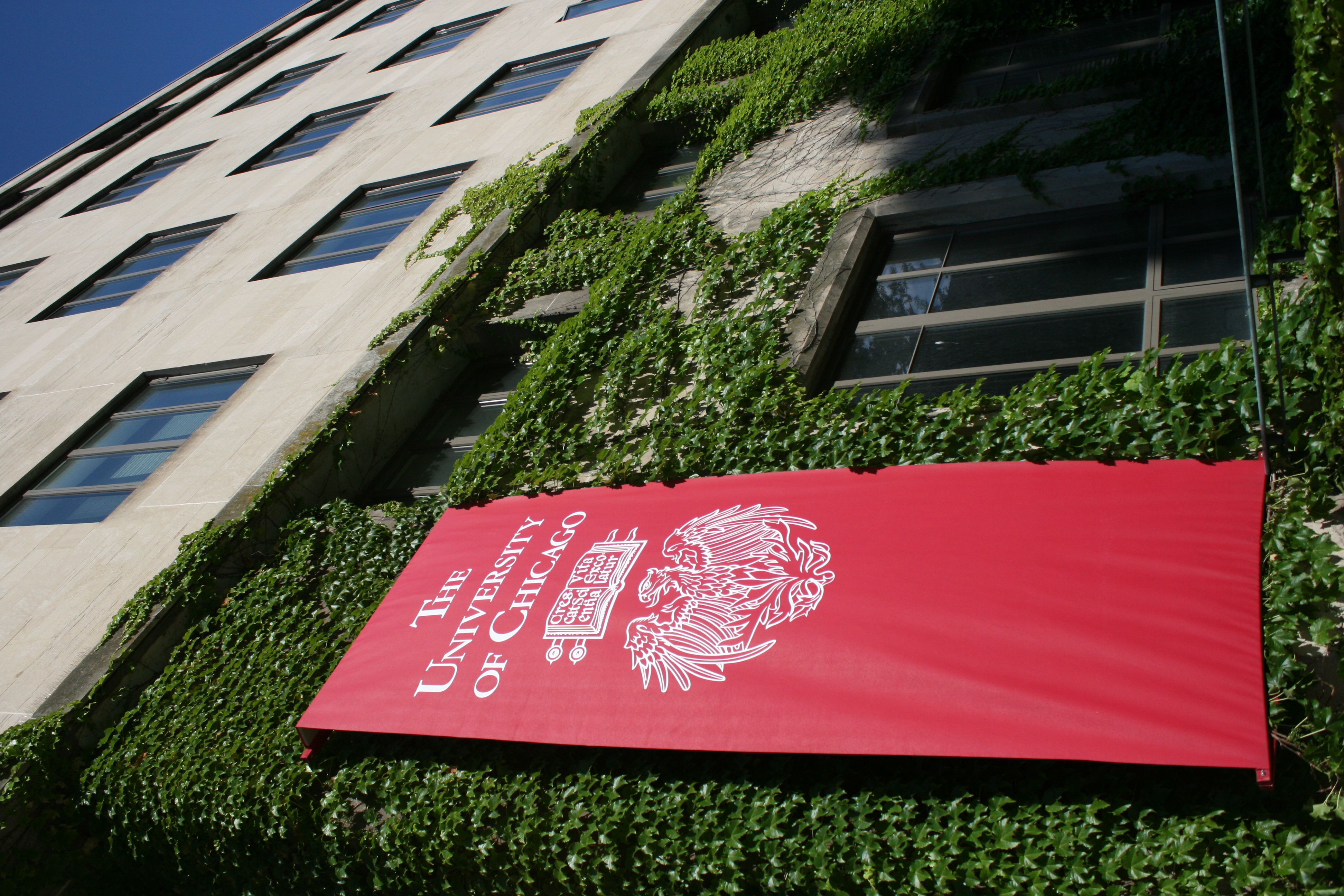 Kampus Universitas Chicago, tempat Pritzker School of Medicine didirikan dengan dukungan Abram Nicholas Pritzker.