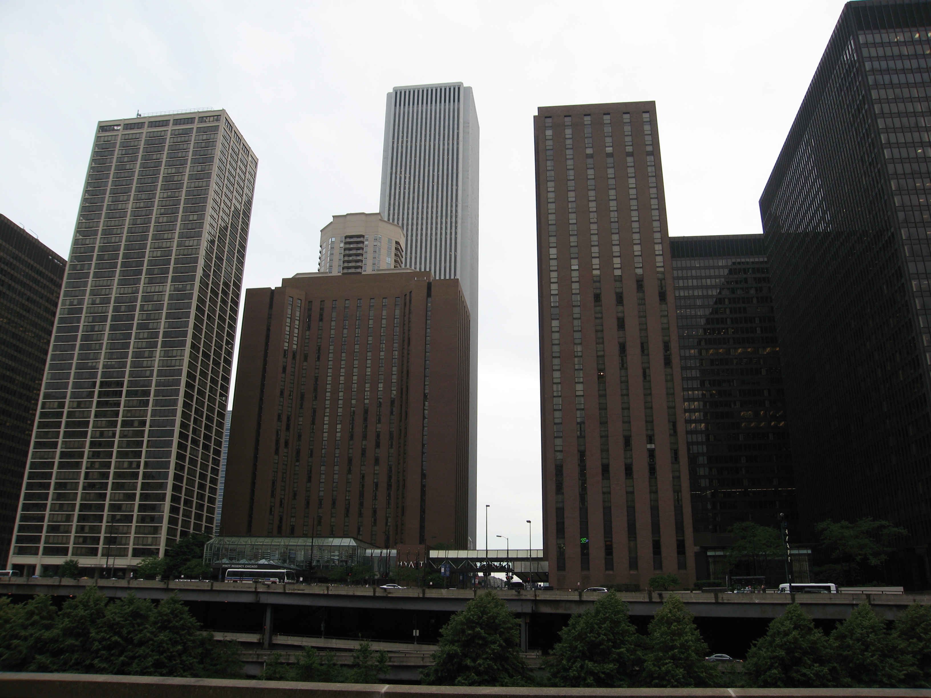 Hyatt Regency Chicago, salah satu properti dari jaringan hotel Hyatt yang didirikan oleh keluarga Pritzker.